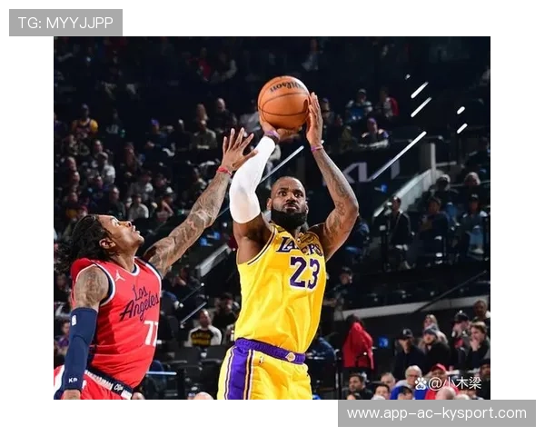 洛杉矶快船险胜洛杉矶湖人，詹姆斯·哈登弧顶干拔，比分拉锯到最后