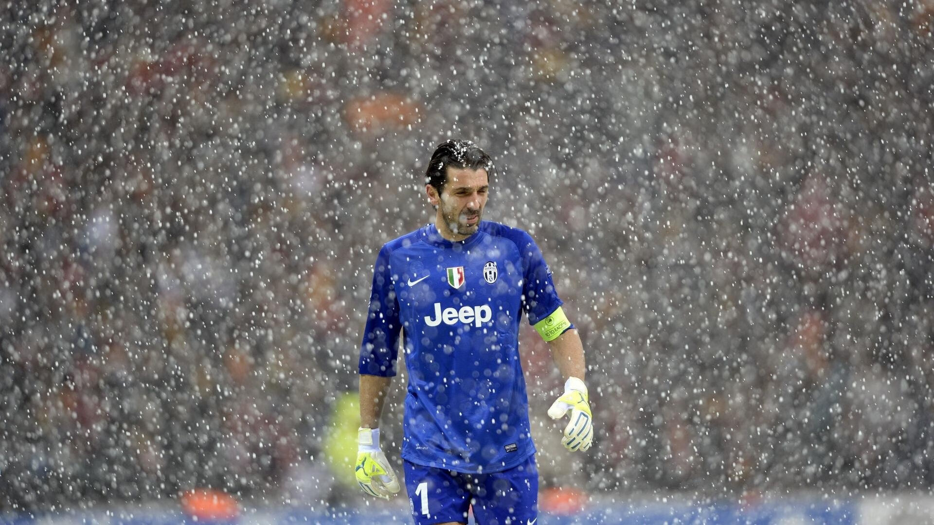 开云官方网页登录-弗里克逼疯对手！巴萨训练强度曝光像军营，巴萨近年训练服